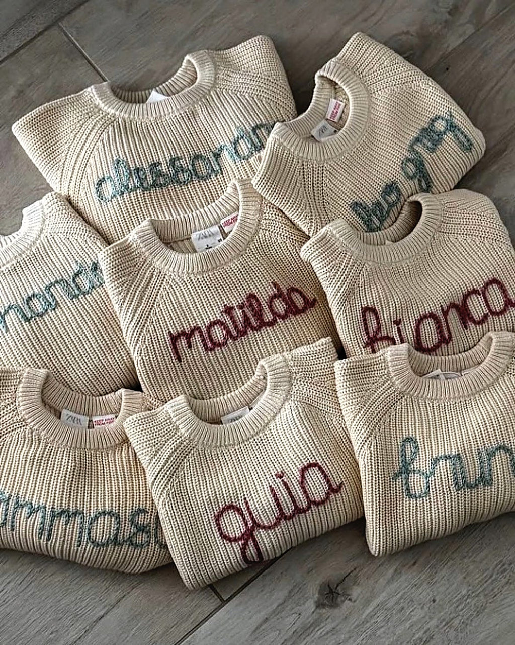 Colección de jerséis crudos con distintos nombres bordados a mano