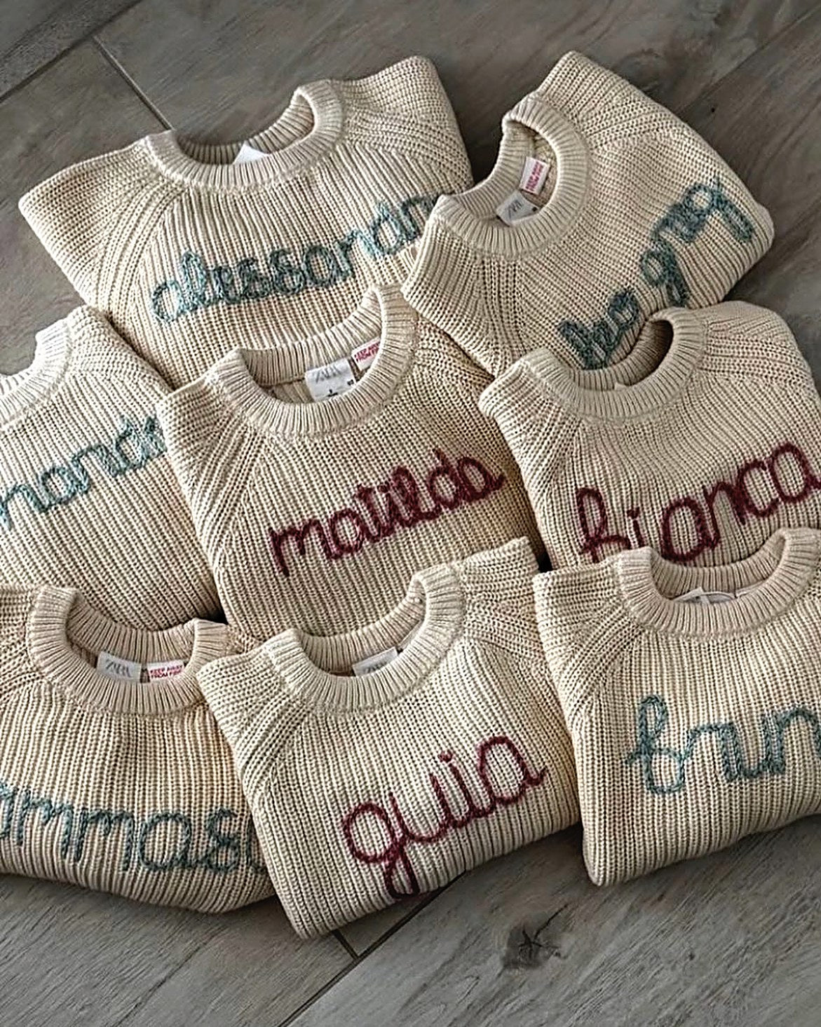 Colección de jerséis crudos con distintos nombres bordados a mano
