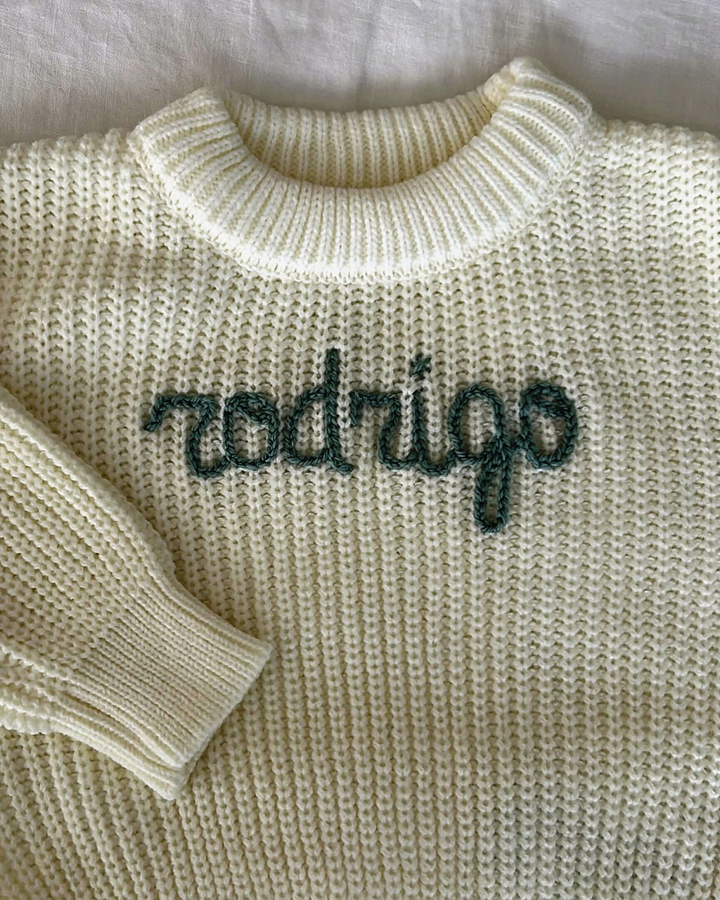 Jersey crudo de punto con el nombre rodrigo bordado a mano