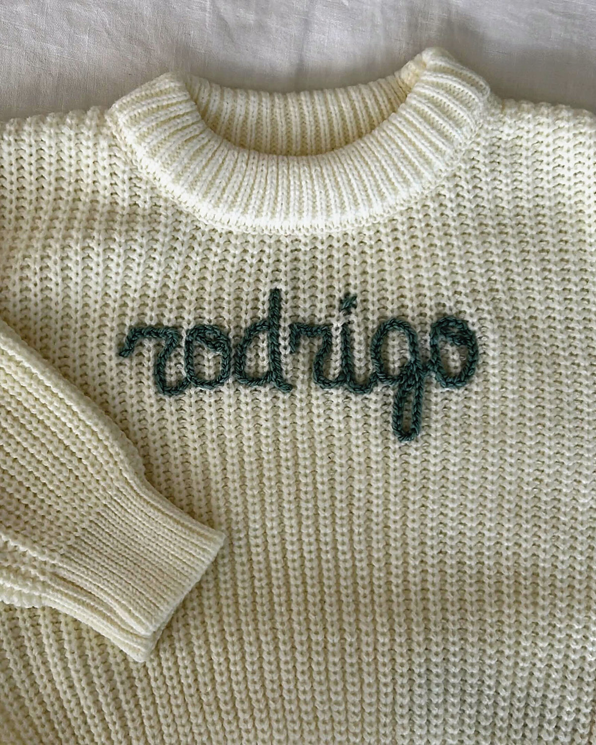 Jersey crudo de punto con el nombre rodrigo bordado a mano