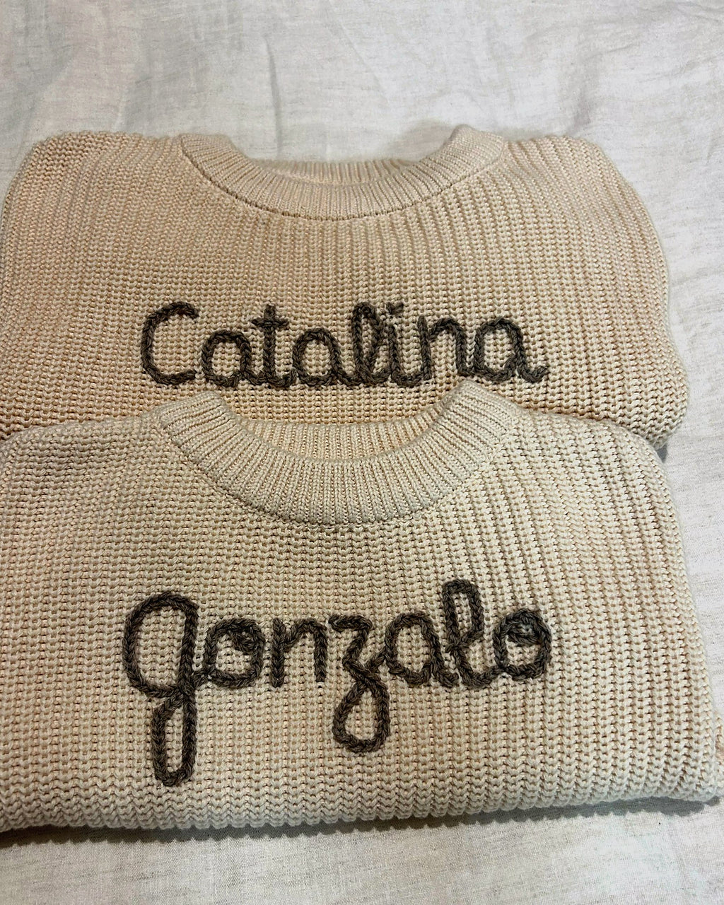 Jerséis para hermanos: catalina y gonzalo bordados en marrón