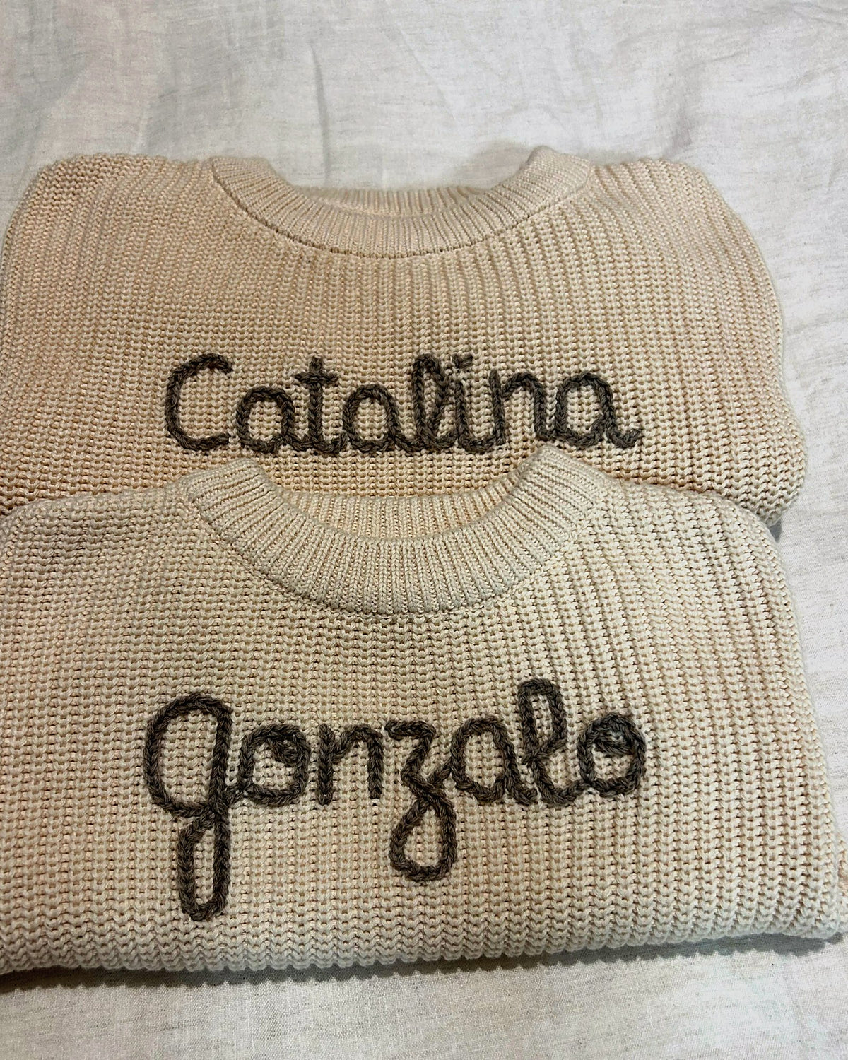 Jerséis para hermanos: catalina y gonzalo bordados en marrón