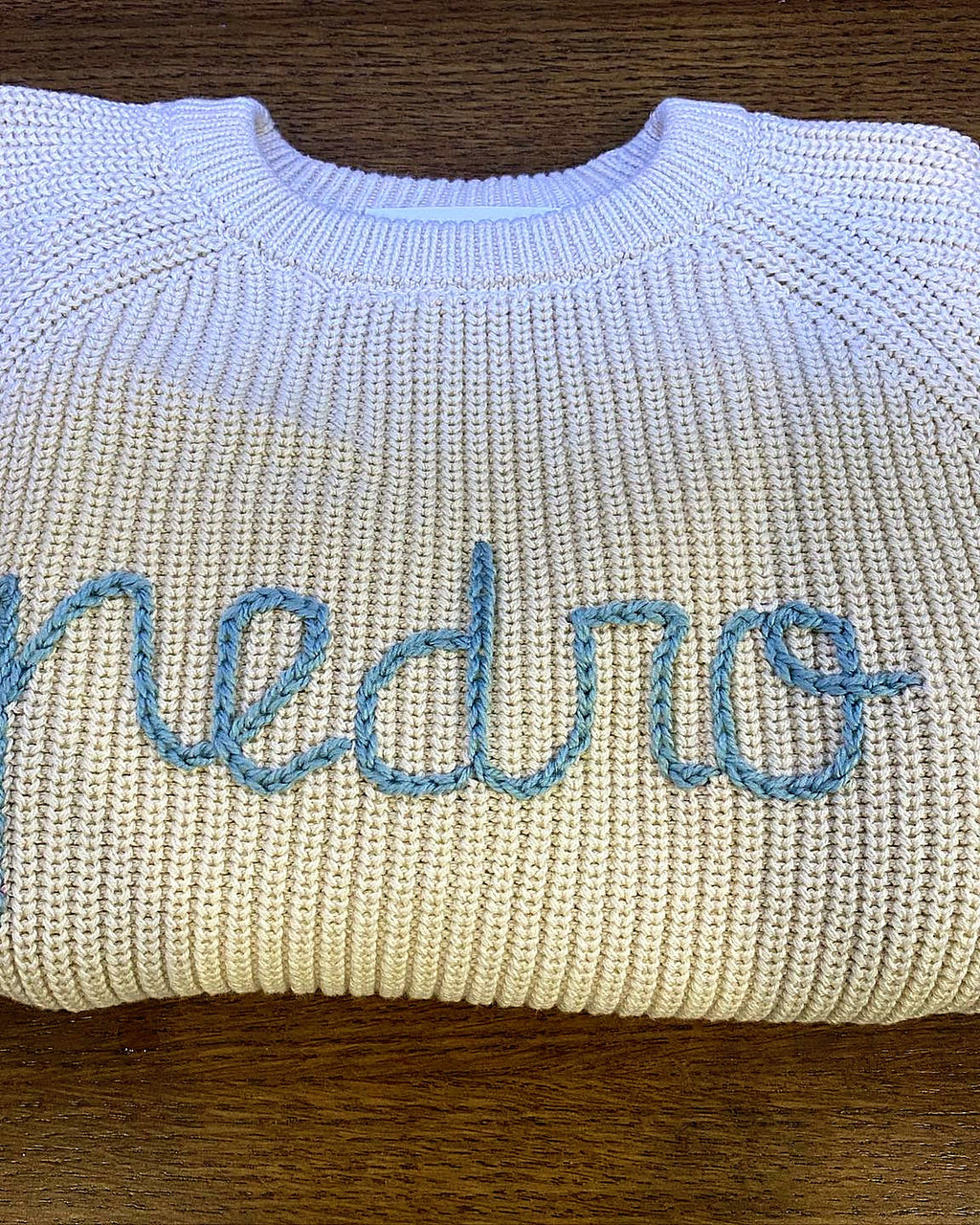 Jersey crudo con el nombre pedro bordado en azul