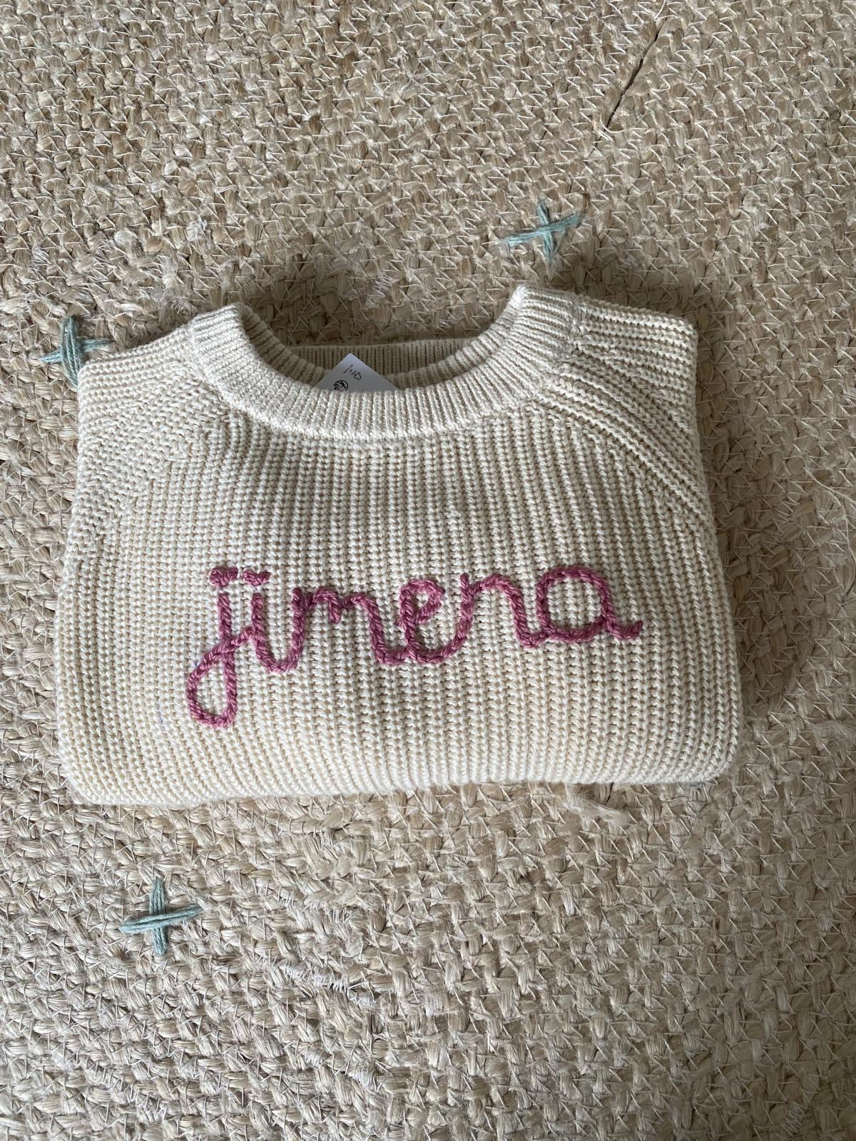 Jersey crudo bordado a mano con el nombre jimena en hilo rosa viejo