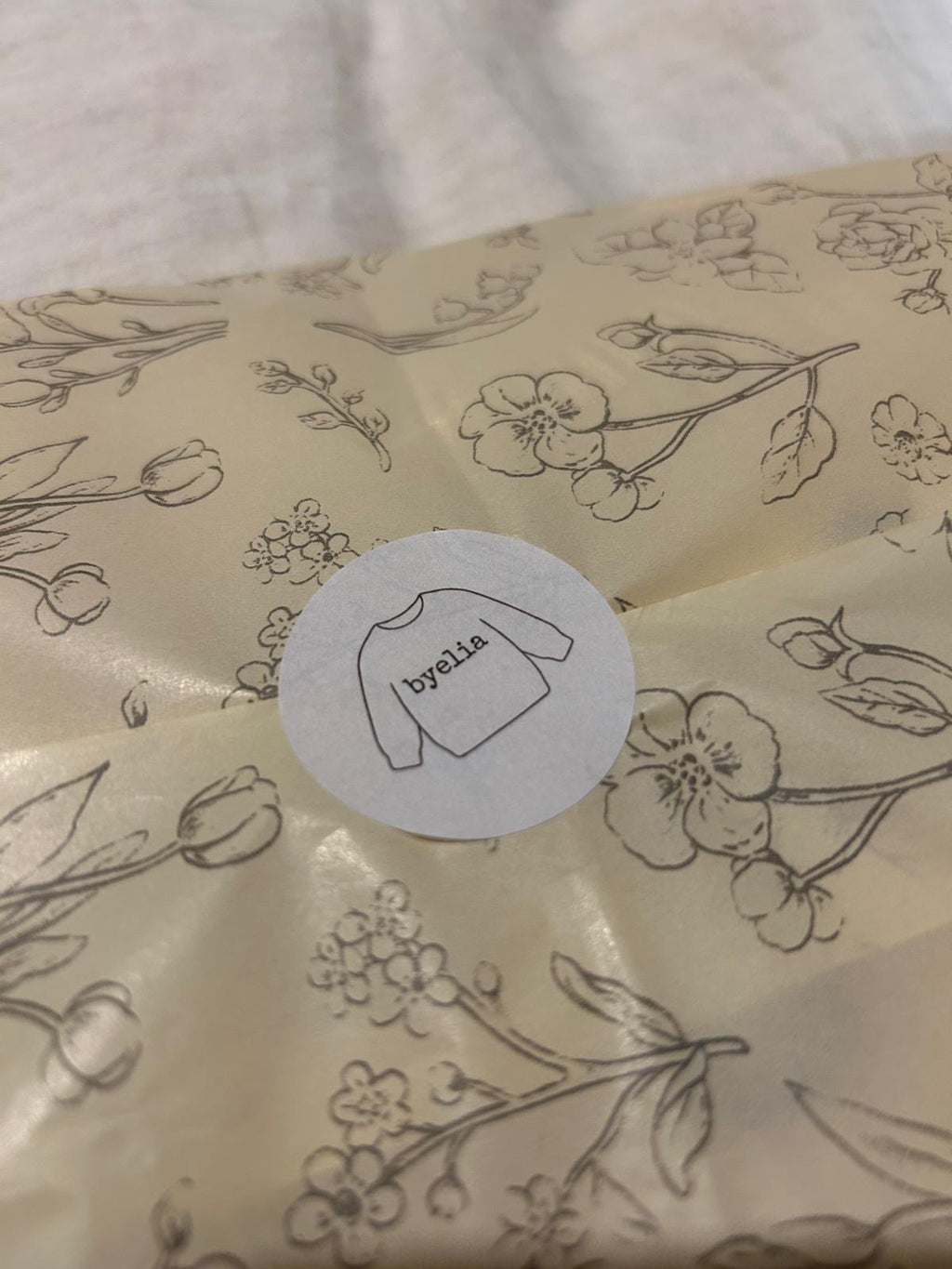 Envoltorio de regalo byelia con papel de seda floral y pegatina