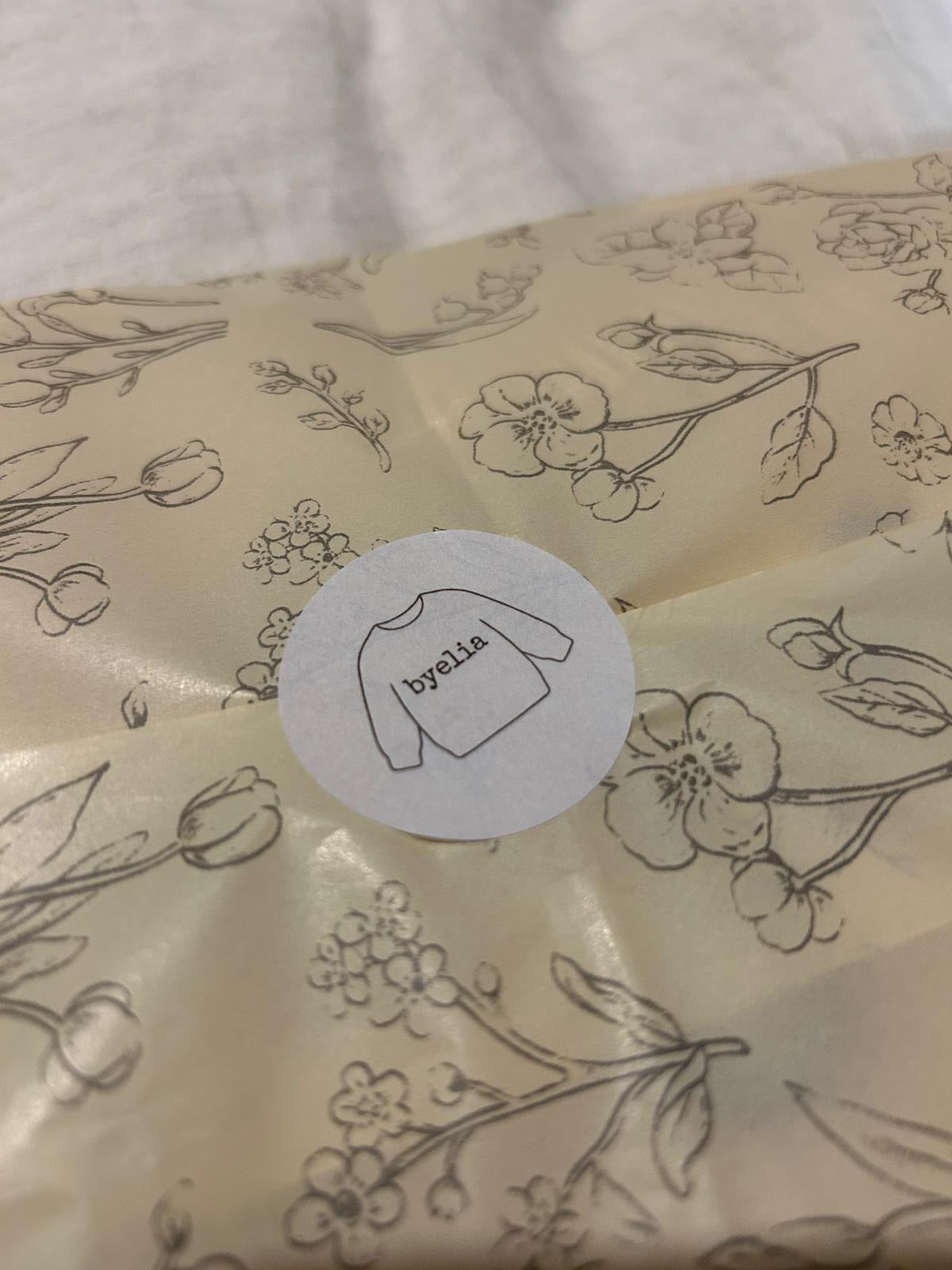 Envoltorio de regalo byelia con papel de seda floral y pegatina